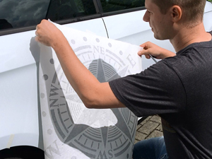 Montageanleitung Autoaufkleber Nassmontage Kleben