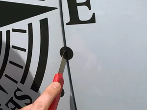 Montageanleitung Autoaufkleber Nassmontage Schneiden