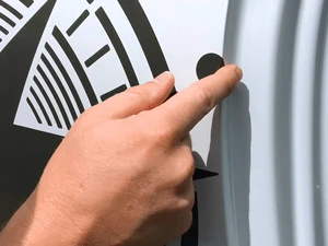 Montageanleitung Autoaufkleber Nassmontage 2-farbig