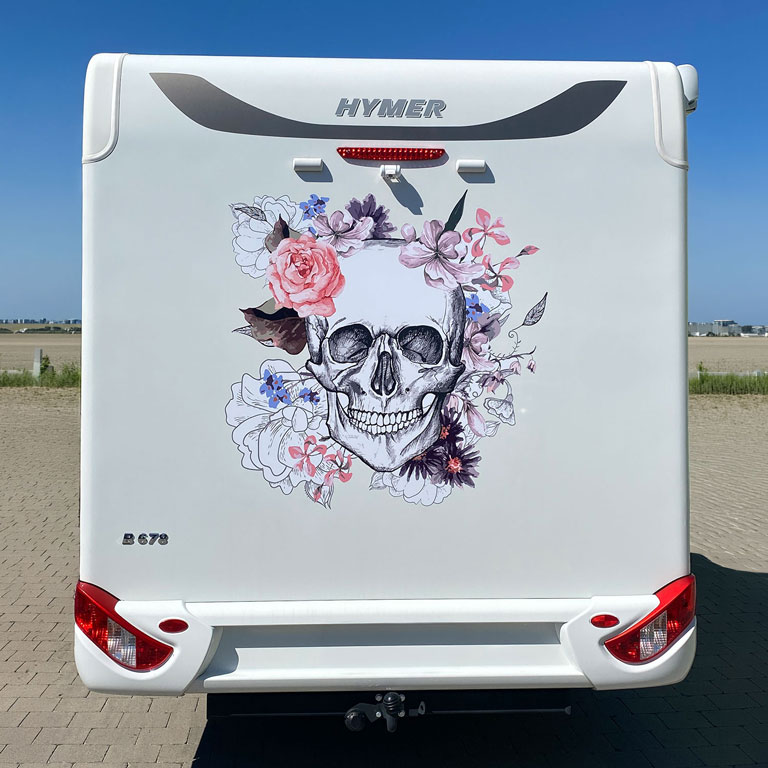 Kundenbild Wohnwagenaufkleber Blumenreicher Totenschädel