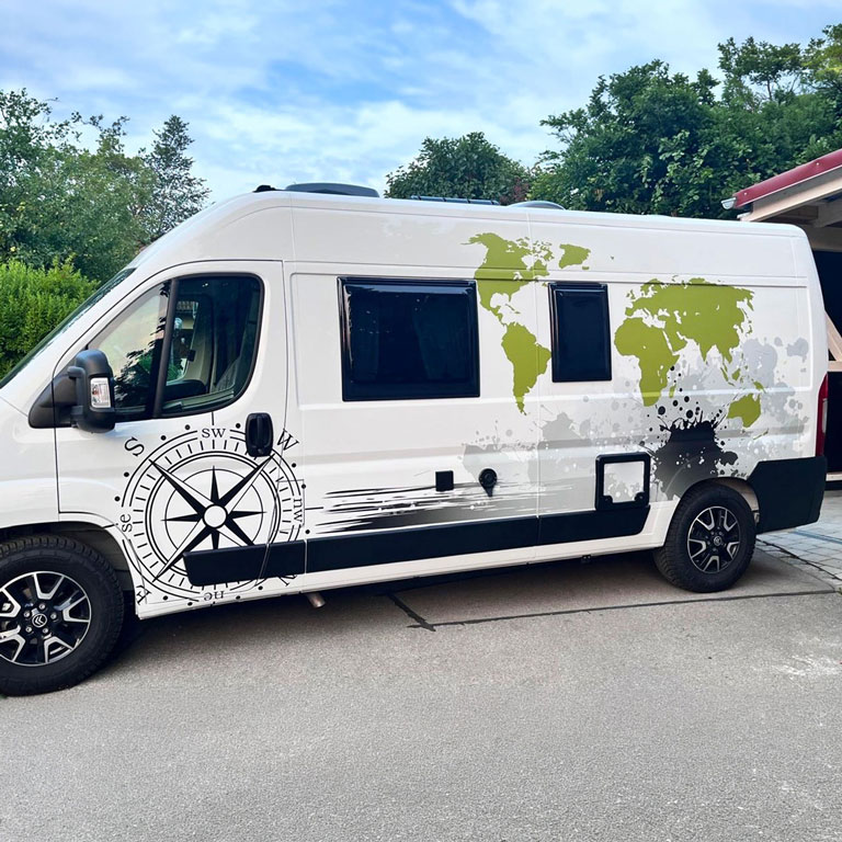 Kundenbild Camperaufkleber Farbklecks mit Windrose und Weltkarte