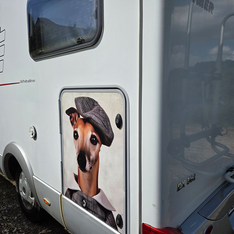 Kundenbild mit Aufkleber Wunschfoto auf dem Wohnwagen