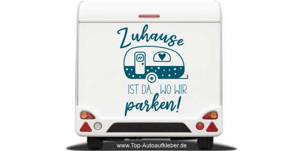 Wohnwagenaufkleber Zuhause ist auf Heck eines hellen Wohnwagens