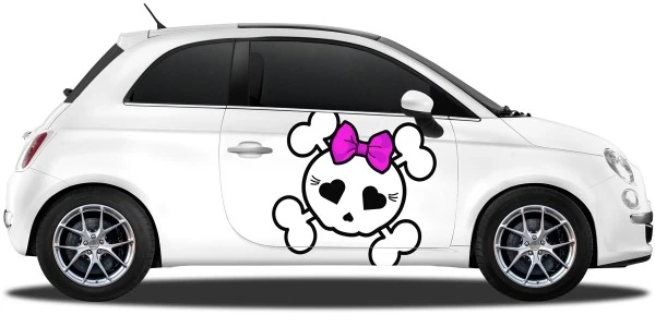 Autoaufkleber sußes Totenkopf Baby in weiß, schwarz und pink auf einem Fiat 500
