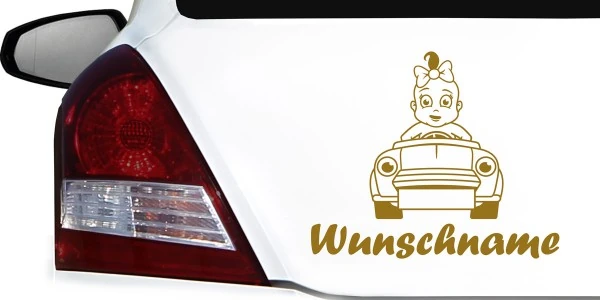 Babyaufkleber für das Auto mit Mädchen im Auto und Wunschnamen