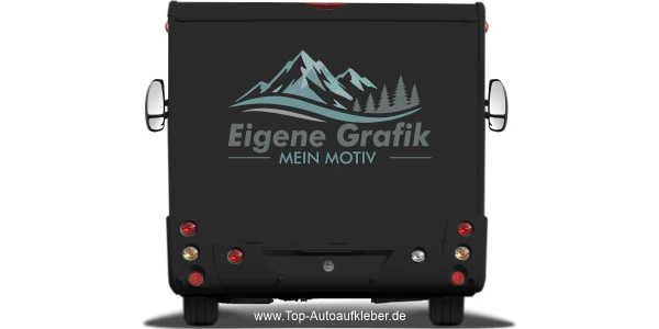 Autoaufkleber Eigenes Motiv mehrfarbig auf dunklem Heck eines Kastenwagens