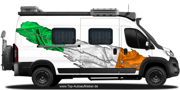 Autoaufkleber Flagge von Irland auf Fahrzeugseite von dunklem PKW