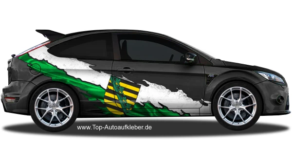 Autoaufkleber Flagge von Sachsen auf Fahrzeugseite von dunklem PKW