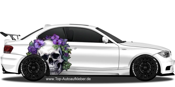 Autoaufkleber Totenkopf mit Blüten auf hellem Sportwagen