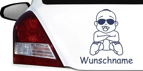 Cooler Junge mit Sonnenbrille und Wunschnamen als Babyaufkleber fürs Auto