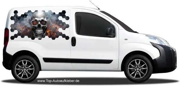 Autosticker Totenkopf in Flammen auf weißer Fahrzeugseite