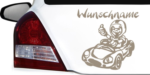 Junge im Rennauto als Babyaufkleber für Deinen Wagen
