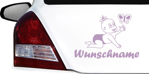 Süßes Baby mit Schmetterling und Wunschnamen als Aufkleber fürs Auto