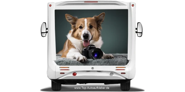 Hundeaufkleber Eigenes Foto auf dem Heck eines hellen Wohnmobils