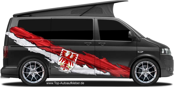 Flagge von Brandenburg als Autoaufkleber auf Fahrzeugseite von dunklem Camper Van