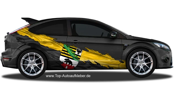 Die Flagge von Sachsen-Anhalt auf Fahrzeugseite von dunklem PKW