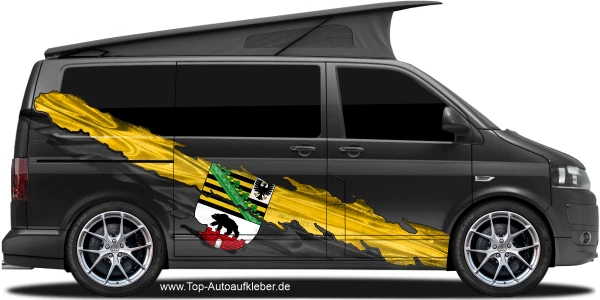 Die Flagge von Sachsen-Anhalt auf Fahrzeugseite von dunklem Camper Van