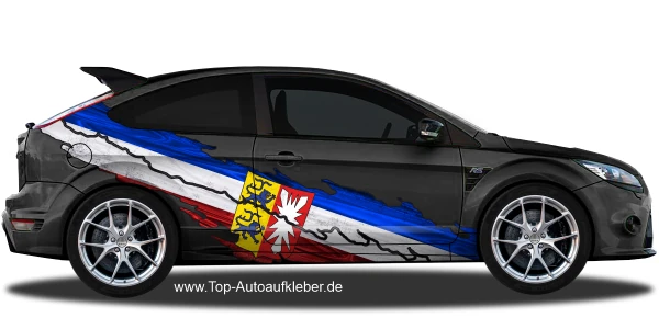 Die Flagge von Schleswig-Holstein als Autoaufkleber auf Fahrzeugseite von dunklem PKW