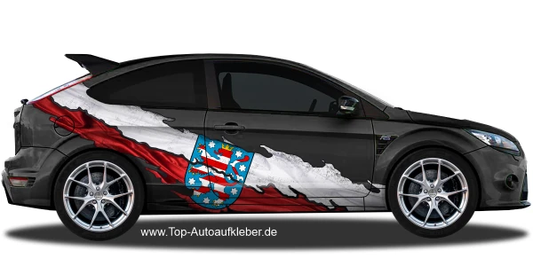 Die Flagge von Thüringen auf Fahrzeugseite von dunklem PKW