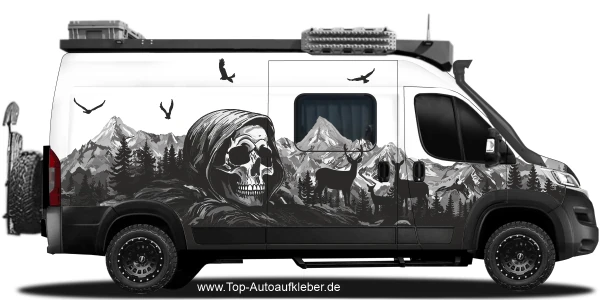 Klebefolie Bergmassiv mit Totenkopf auf hellem Campervan