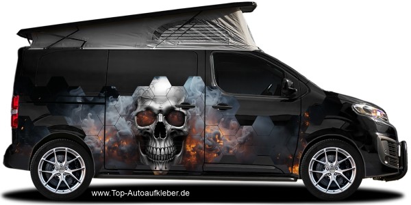 Preview: Totenkopfdekor in Flammen auf dunklem Camper