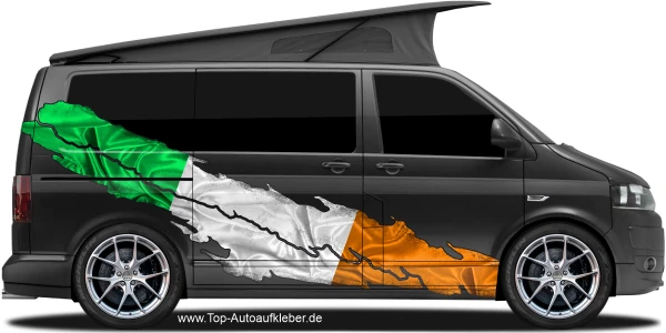 Autoaufkleber Flagge von Irland auf Fahrzeugseite von dunklem Camper Van