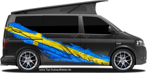 Wohnmobil Aufkleber Flagge Schwedens auf Fahrzeugseite von dunklem Camper Van