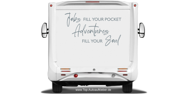 Wohnmobil Dekor Adventures fill your soul auf Heck eines hellen Wohnmobils