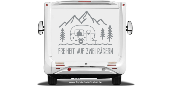 Wohnwagenaufkleber Freiheit auf zwei Rädern auf Heck eines hellen Wohnmobils