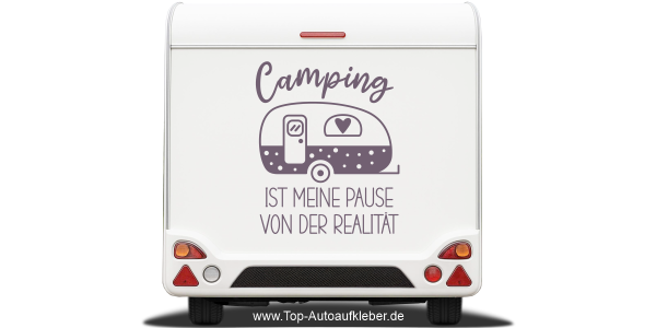 Wohnwagendekor Camping ist auf Heck eines hellen Wohnwagens