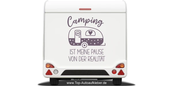 Wohnwagendekor Camping ist auf Heck eines hellen Wohnwagens