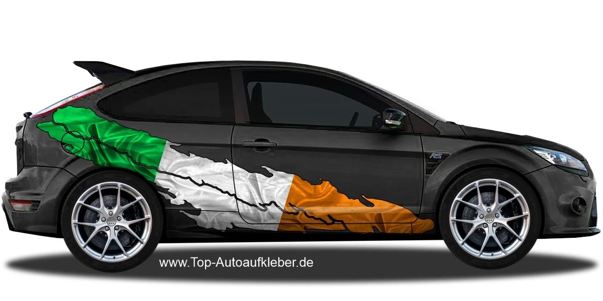 Die Flagge Irlands als Autoaufkleber auf dunklem Auto