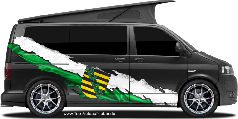 Autoaufkleber Flagge von Sachsen auf Fahrzeugseite von dunklem Camper Van