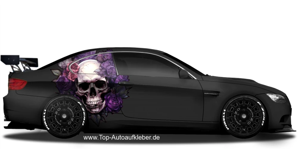 Autoaufkleber Rosen Totenkopf auf dunklem Sportwagen
