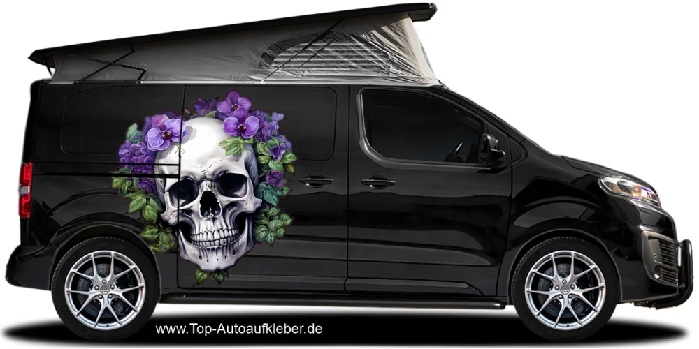 Autoaufkleber Totenkopf mit Blüten auf dunklem Campervan