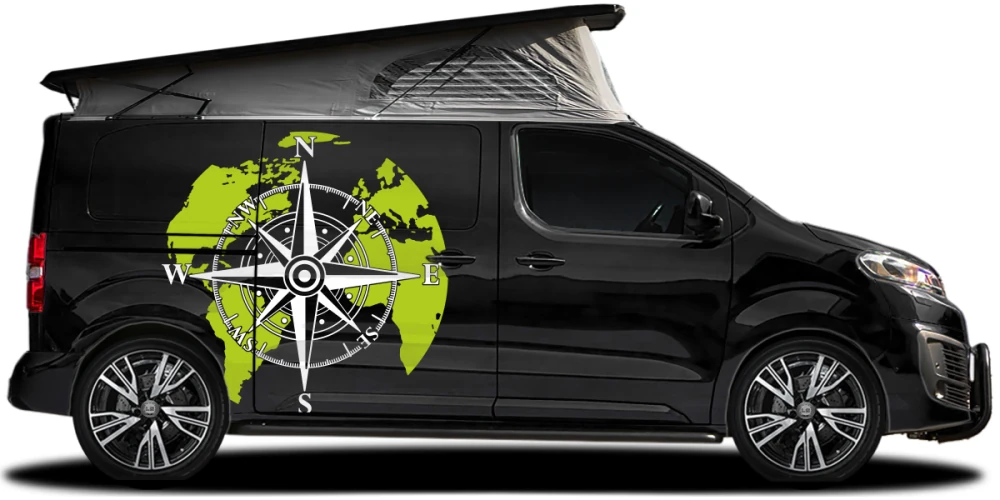 Aufkleber für Autos mit Kompass und Weltkarte auf dunklem Campervan
