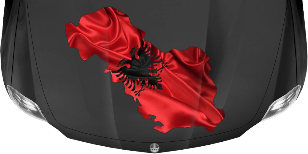 Autodekor Flagge Karte von Albanien auf Motorhaube von dunklem PKW