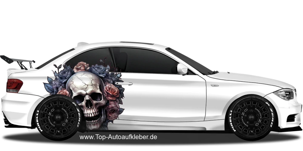 Autosticker Totenschädel mit Rosen auf hellem Sportwagen