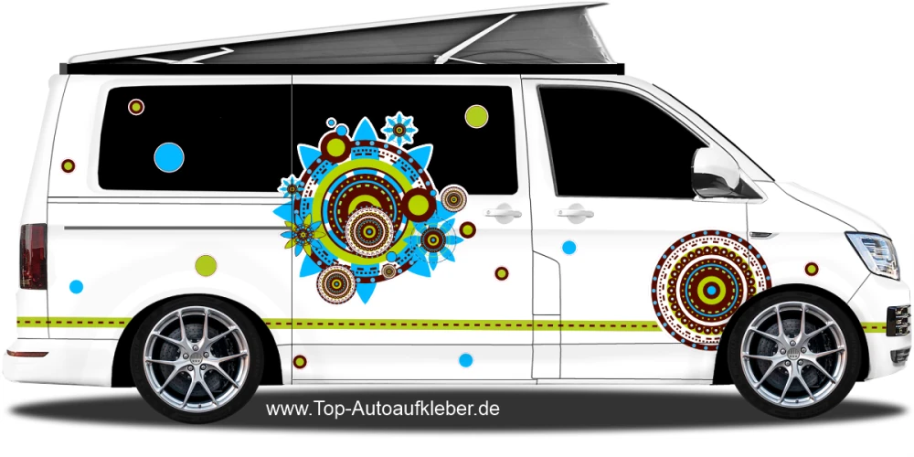 Autotattoo Blütendesign auf hellem Camper