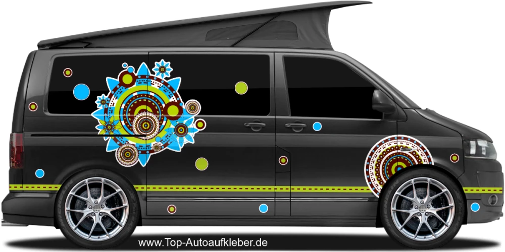 Autotattoo Blütendesign auf dunklem Camper