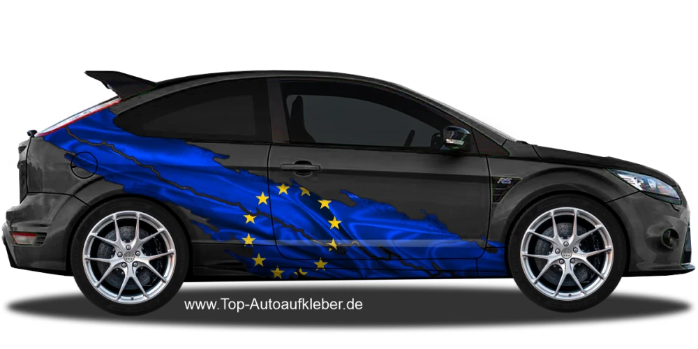 Autoaufkleber die europäische Flagge auf Fahrzeugseite von dunklem PKW