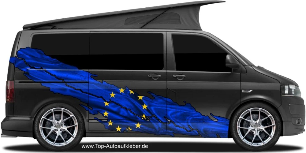 Autoaufkleber die europäische Flagge auf Fahrzeugseite von dunklem Camper Van