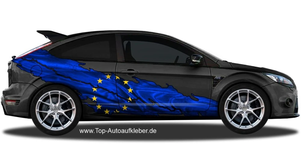 Autoaufkleber die europäische Flagge auf Fahrzeugseite von dunklem PKW