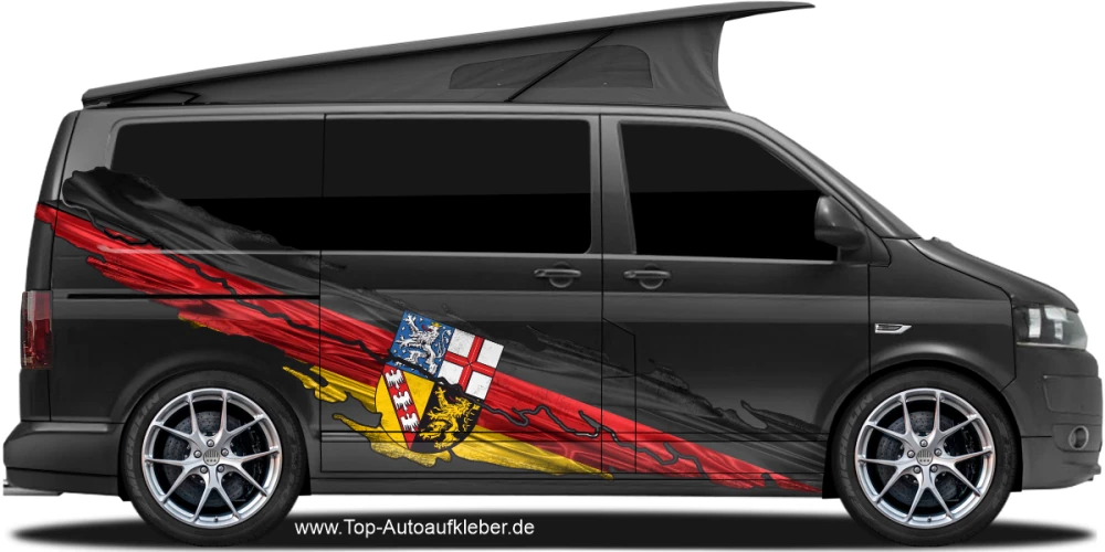 Die Saarländische Flagge als Autoaufkleber auf Fahrzeugseite von dunklem Camper Van