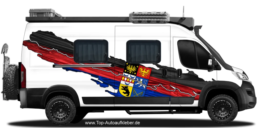 Ostfriesische Flagge als Autoaufkleber auf Fahrzeugseite von Camper