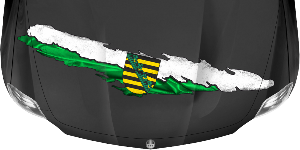 Die sächsische Flagge auf dunkler Motorhaube