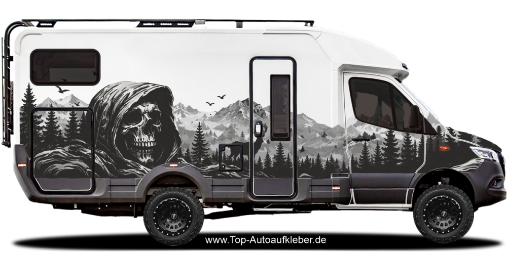 Klebefolie Bergmassiv mit Totenkopf auf hellem Reisaemobil