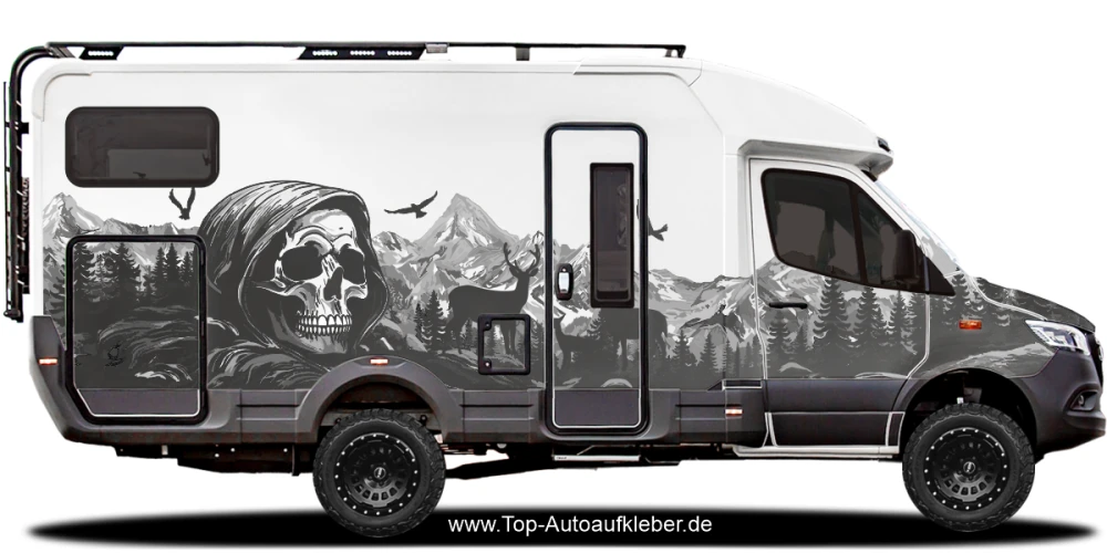 Klebefolie Bergmassiv mit Totenkopf auf hellem Reisaemobil