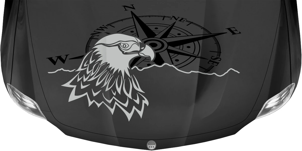 Dekor mit Adler und Kompass auf dunkler Motorhaube
