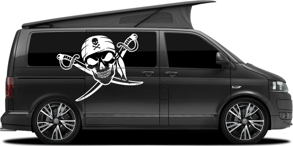 Seitenaufkleber Totenkopf mit gekreuzten Schwertern auf Campervan - Ansicht Farbauswahl